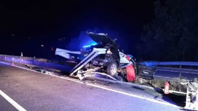 El coche en el que viajaban los dos jóvenes fallecidos en accidente tras chocar contra un jabalí en Chantada (Lugo)