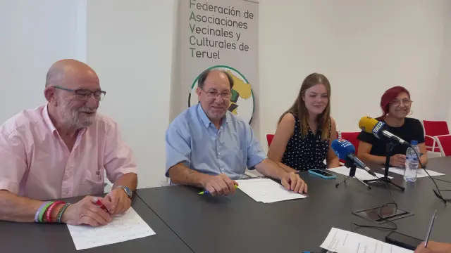 El concejal de Participación Ciudadana, Julio Esteban -segundo por la izquierda-, con Pepe Polo y representantes de la Federación Vecnal.