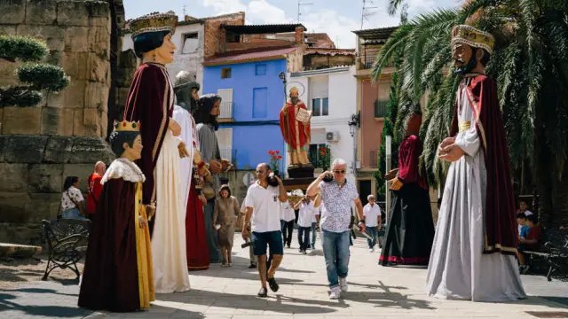 Procesión del día de San Roque por las calles del municipio.