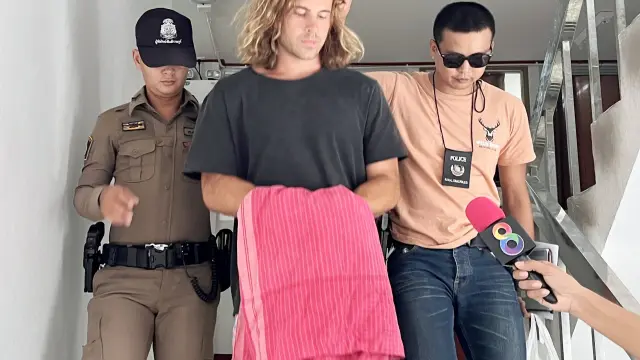 Koh Phangan (Thailand), 07/08/2023.- A Spanish chef alleged murder suspect Daniel Jeronimo Sancho Bronchalo (C), is escorted by Thai police officers to the court from Koh Phangan police station in Koh Phangan island, southern Thailand, 07 August 2023. Thai police arrested a 29-year-old Spanish nationality Daniel Jeronimo Sancho Bronchalo accused of killing a Colombian surgeon Edwin Arrieta Arteaga and dismembering his body before dumping some parts in a rubbish dump and other parts including his head in the sea, police said. (España, Tailandia) EFE/EPA/SOMKEAT RUKSAMAN THAILAND SPAIN COLOMBIA CRIME [Original: 20230807-419cc4f8dd8028a53dad7d0e95b93b699de64ff6.jpg] //EFE// Autor: EFE AGENCIA Fecha: 07/08/2023 Propietario: EFE AGENCIA Id: 2023-2331293 [[[HA ARCHIVO]]]