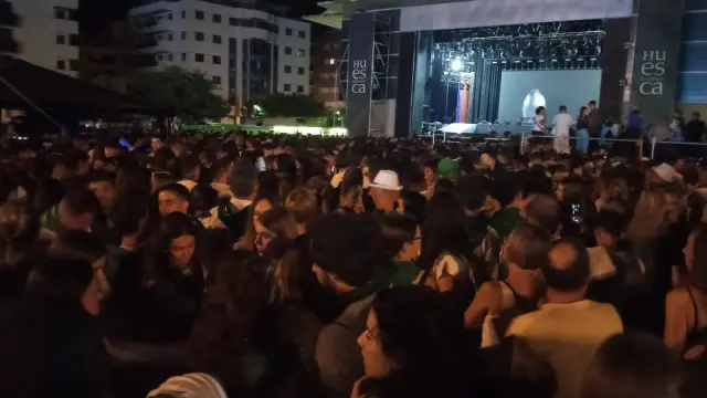 Miles de personas esperaban la salida de Lola Índigo
