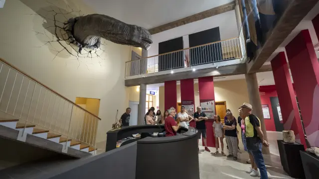 Recreación de la cabeza del Aragosaurio que está en el vestíbulo y que da paso al resto de salas de la exposición.