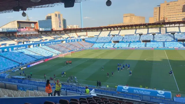 Los futbolistas del Real Zaragoza, hora y media antes del partido ante el Villarreal B, en el césped de La Romareda.