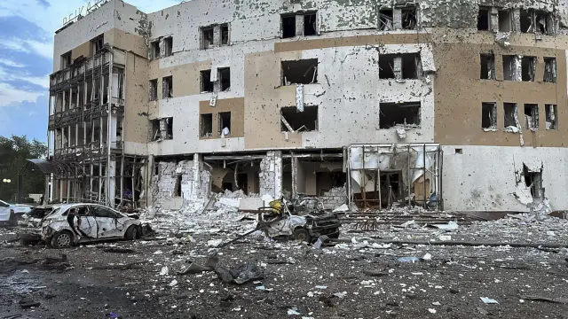 Una fotografía proporcionada por el Ayuntamiento de Zaporiyia muestra las consecuencias de un ataque con cohetes contra una infraestructura civil en Ucrania.