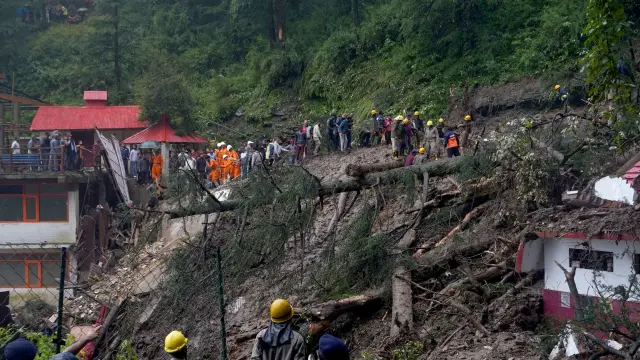 Rescatistas trabajand en la zona en busca de supervivientes tras las lluvias monzónicas en Shimla (India).