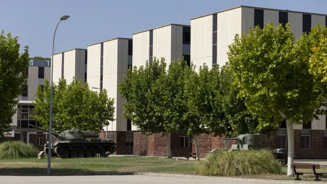 Edificios modernos en las instalaciones de la Academia General Militar de Zaragoza.