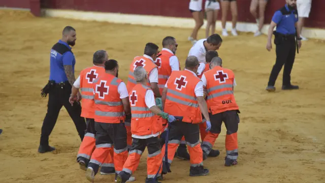 Personal de Cruz Roja evacuando a un herido en las vaquillas de las Fiestas de San Lorenzo de Huesca.