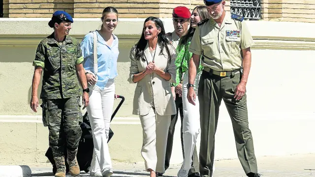 La teniente coronel Margarita Pardo de Santayana (izquierda) acompaña a los Reyes e hijas