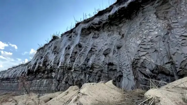 El cráter de Batagaika, en Siberia, donde el permafrost se está derritiendo y el terreno cede