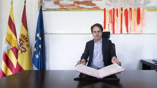 El consejero de Hacienda del Gobierno de Aragón, Roberto Bermúdez de Castro, firma la orden para la elaboración del primer presupuesto de la coalición PP-Vox.