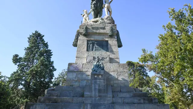 Estado actual del 'Monumento a la Exposición Hispano Francesa de 1908', en el paseo de los Bearneses del parque Grande.