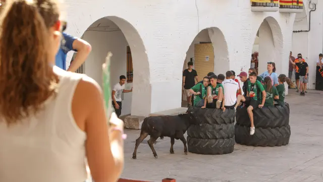 El público viendo a la vaquilla y a los valientes que entraron a jugar al Gran Prix en la Plaza España de Híjar