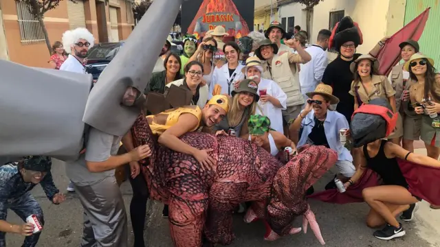 La concejal de Festejos María del Mar Moreno (centro) durante el desfile de carrozas de 2022.