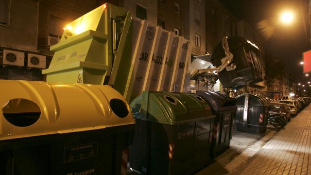 En algunas ciudades los camiones de recogida de residuos forman una auténtica procesión.