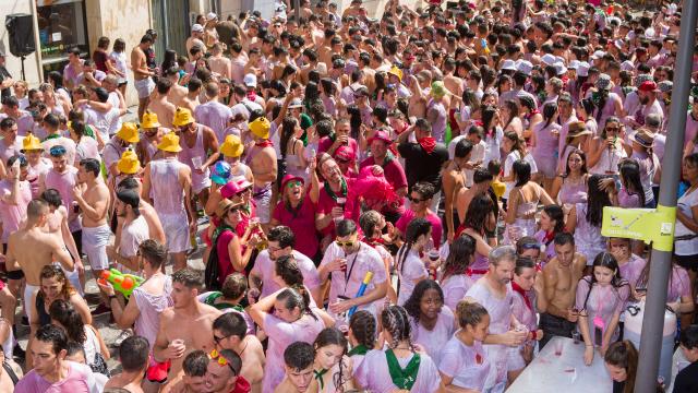 Instante del chupinazo del las fiestas del año pasado, que congregó a cientos de personas en la plaza de España.