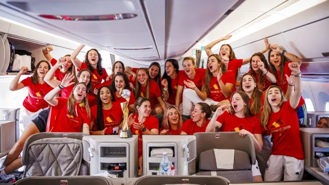 Las jugadoras de la selección española en el avión en el que regresaban