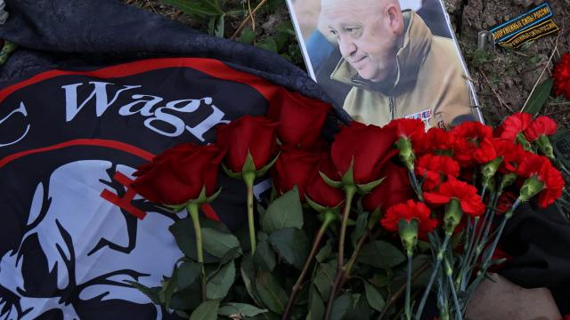 Homenajes florales en San Petersburgo para Prigozhin de Wagner, que se cree murió en un accidente aéreo.