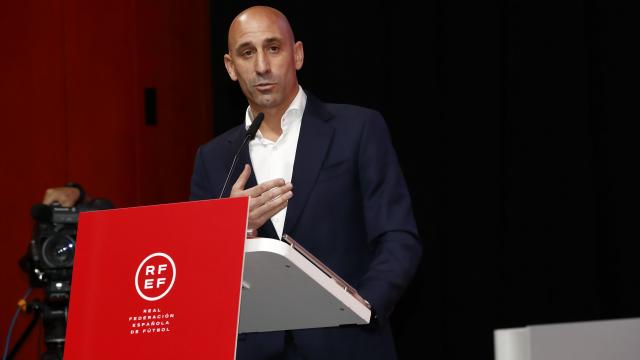 El presidente de la Real Federación Española de Fútbol (RFEF), Luis Rubiales, ofrece una rueda de prensa en la Asamblea General Extraordinaria