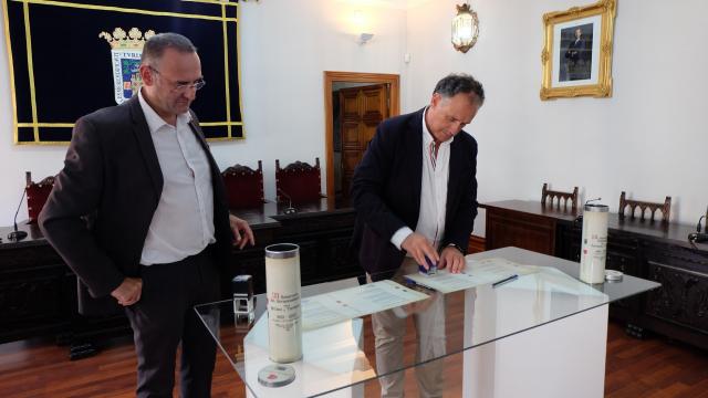 El alcalde de Orthez, Emmanuel Hanon, y el primer edil de Tarazona, Tono Jaray, firman de los compromisos de hermanamiento entre las dos localidades