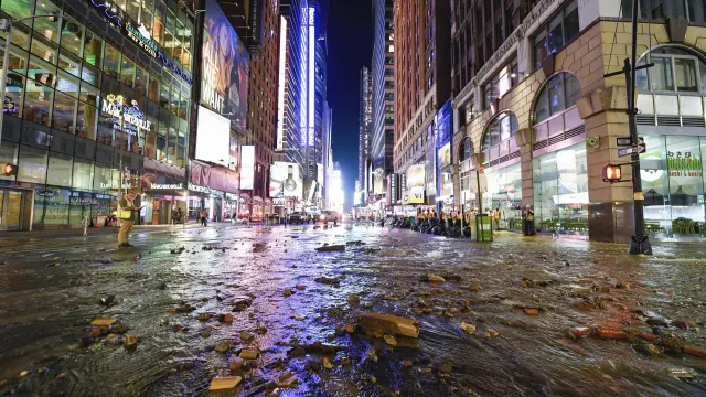 La rotura de una tubería principal de agua ha inundado las calles del centro de Nueva York y la estación de metro más transitada de la ciudad.