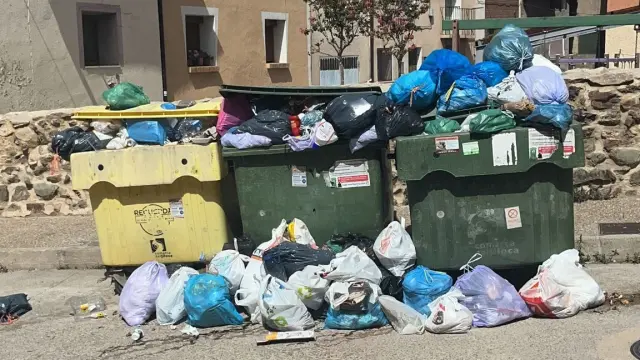 Montones de basura acumulados en el Jiloca debido a la huelga.