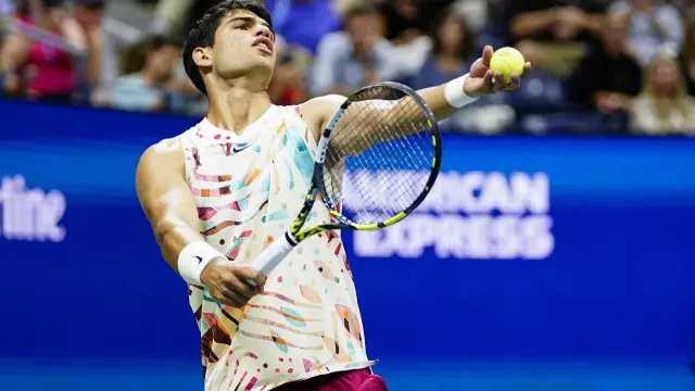 Carlos Alcaraz, of Spain, serves to Dominik Koepfer, of Germany, during the first round of the U.S. Open tennis championships, Tuesday, Aug. 29, 2023, in New York. (AP Photo/Frank Franklin II) Associated Press/LaPresse Only Italy and Spain