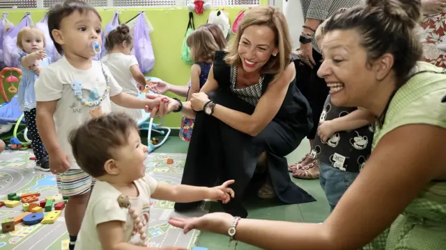 La alcaldesa de Zaragoza, Natalia Chueca, durante su visita este jueves al centro de educación infantil Babie's.