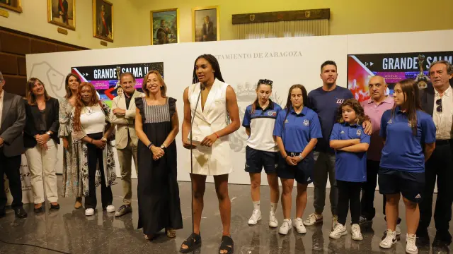 Natalia Chueca recibe a la campeona del mundo zaragozana, Salma Paralluelo