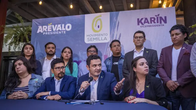 Samuel Pérez jefe de la bancada del partido Movimiento Semilla, junto con diputados electos al congreso de Guatemala.