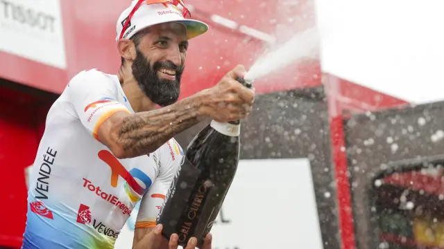 El ciclista francés Geoffrey Soupe del equipo Total Energies celebra en el podio tras ganar la séptima etapa de la Vuelta a España, este viernes.