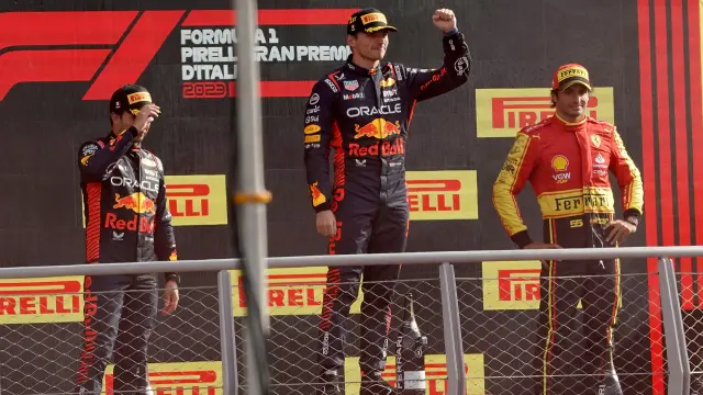 Carlos Sainz (Ferrari), tercero en el podio de Monza tras el neerlandés Max Verstappen y el mexicano Sergio Pérez, ambos de Red Bull Racing
