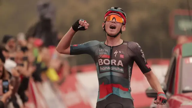 El ciclista alemán Lennard Kämna del equipo Bora-Hansgrohe celebra la victoria en la novena etapa de la Vuelta a España, con un recorrido de 184,5 kilómetros por la provincia de Murcia