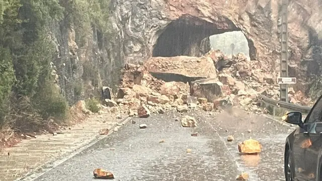El desprendimiento, en la foto, afecta al túnel que permite el paso de la única carretera al casco urbano de Beceite.