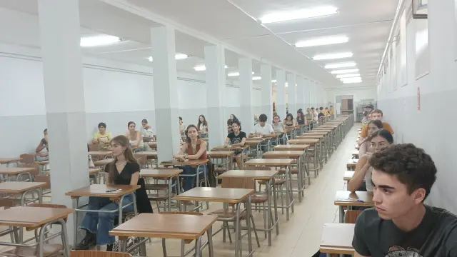 Los alumnos en el aula a la espera de la segunda parte del examen.
