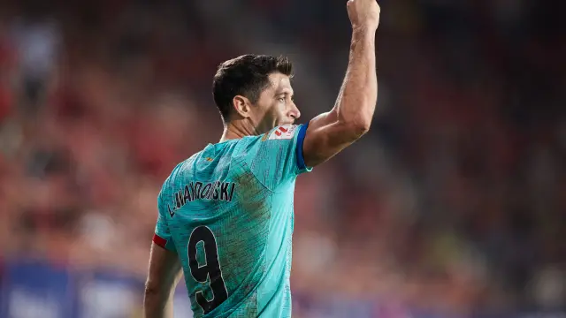 Robert Lewandowski tras marcar un gol durante el partido LaLiga EA Sports entre CA Osasuna y FC Barcelona.
