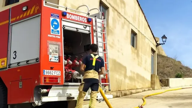 Los bomberos, en la foto, llevan agua diariamente a la población de Lledó.