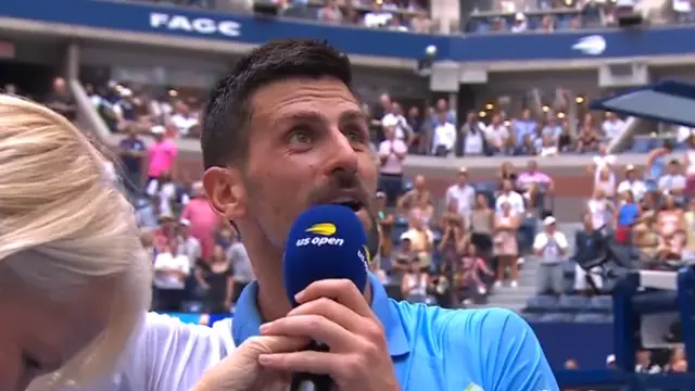 Djokovic cantando sobre la pista del Abierto de EE. UU.