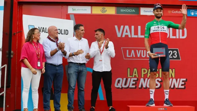 Filippo Ganna sobre el podio en Valladolid