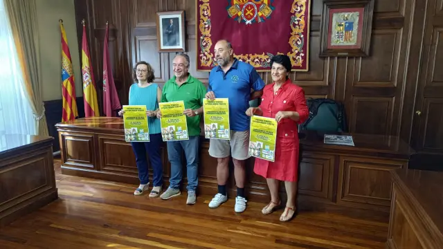 El concejal de deportes, Suso Artigot y el vocal del club el Barrón, Jorge Moradell, junto a dos representantes de la asociación vecinal de San Blas