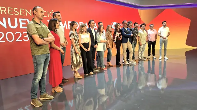 Foto de familia de Aragón TV en el nuevo plató tras la presentación de la nueva temporada.
