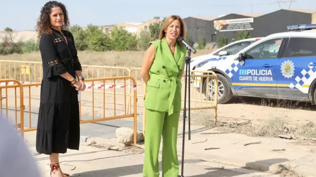 La alcaldesa de Zaragoza, Natalia Chueca, junto a la de Cuarte, Elena Lacalle, en su visita a este municipio.
