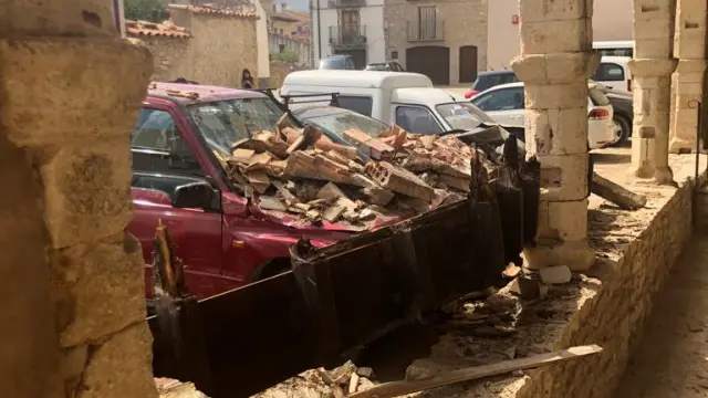 Los vehículos afectados por el desplome del alerón de la iglesia de San Miguel en Cantavieja