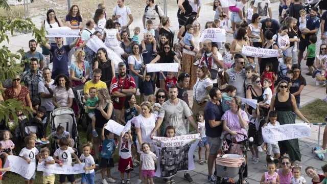Las familias del Ana María Navales se manifestaron este miércoles a las puertas del colegio.