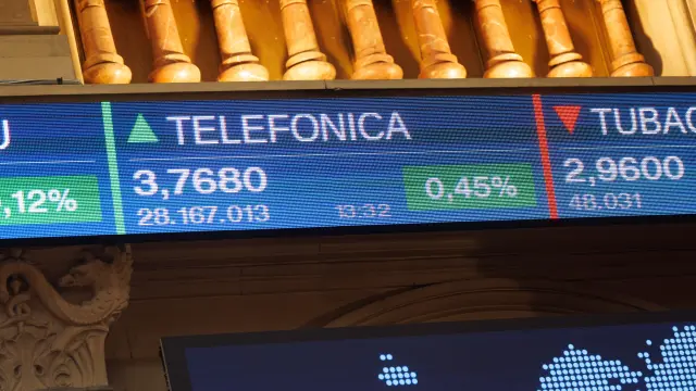 Un panel de Telefónica en el Palacio de la Bolsa, a 6 de septiembre de 2023.