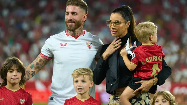 Pilar Rubio, esposa de Sergio Ramos, posa con Sergio Ramos y sus cuatro hijos durante su presentación como nuevo jugador del Sevilla FC en el estadio Ramón Sánchez-Pizjuán.