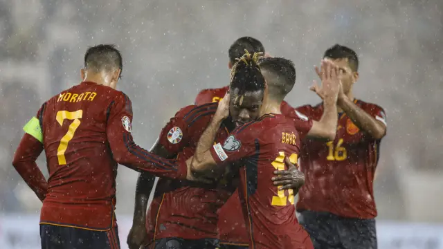 La selección española celebra su victoria ante Georgia.