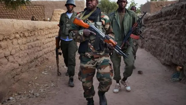 Soldados malienses patrullan en una aldea, en una imagen de archivo.
