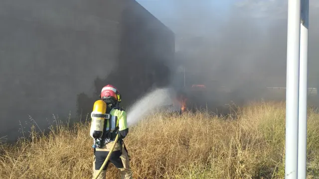 El equipo de bomberos sofocando el incendio