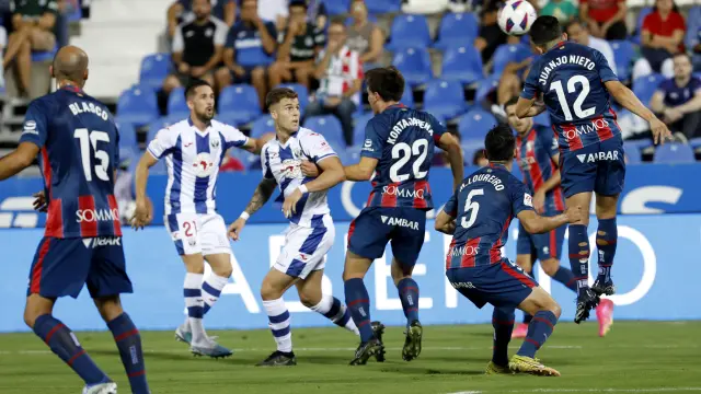 Nieto saca de cabeza un balón en el partido entre el Leganés y el Huesca.