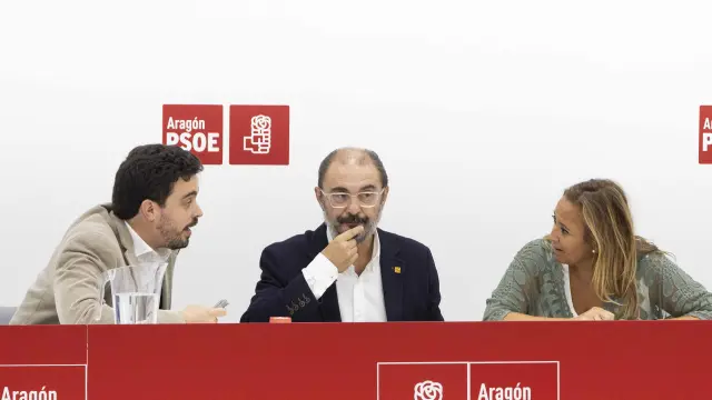 Darío Villagrasa, Javier Lambán y Mayte Pérez, este martes en la Ejecutiva del PSOE-Aragón.